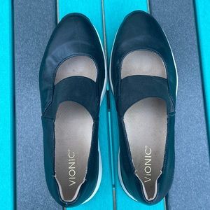 Vionic Cadee slip on 8.5 black/white